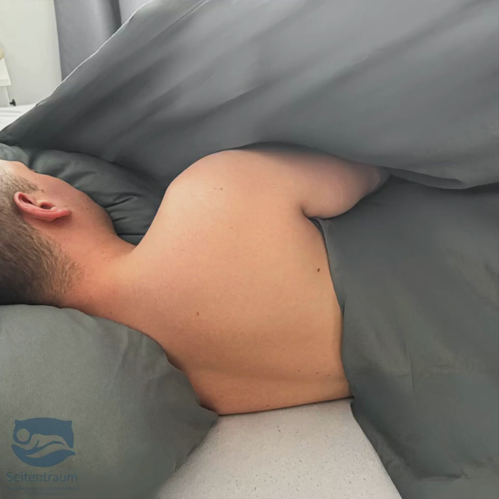 Seitenschläfer liegt in der Seitenschläferdecke, der Seitenflügel wird über Arm und Schulter gelegt und bleibt an Ort und Stelle.