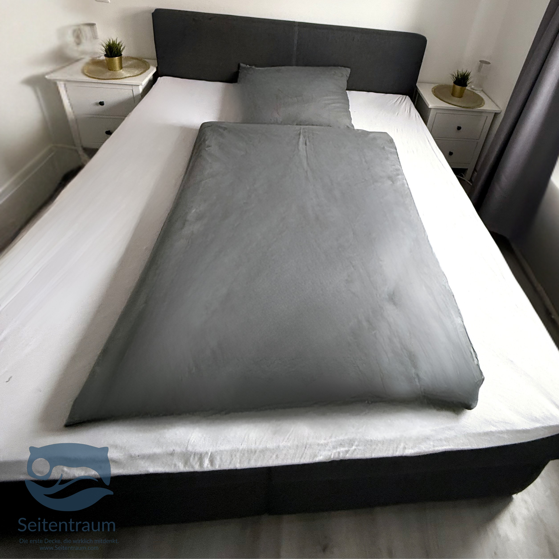 Graue Seitenschläferdecke Solo auf Einzelbett – speziell für Seitenschläfer entwickelt, bleibt nachts an Schulter und Arm.