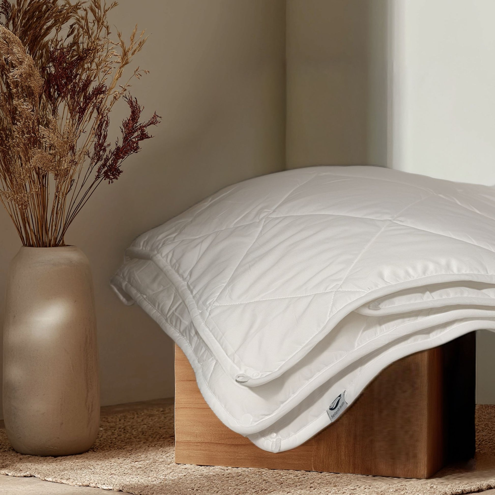 Seitentraum Duo Set Seitenschläferdecke im modernen Wohnzimmer Setting, gemütlich, stilvoll und ergonomisch.