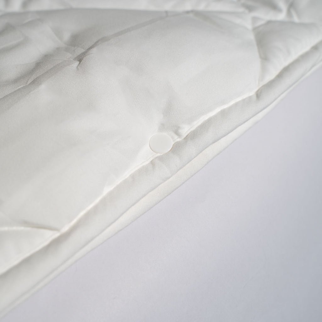 Druckknopf der anklippbaren Winterdecke im Seitentraum Duo Set, für sicheren Halt ohne Verrutschen.