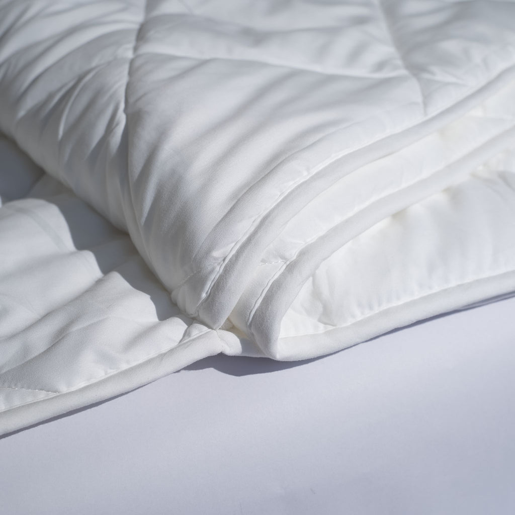 Seitentraum Duo Set mit Hauptdecke, integriertem Flüger für Seitenschläfer und anklippbarer Winterdecke. Ergonomisch und flexibel.