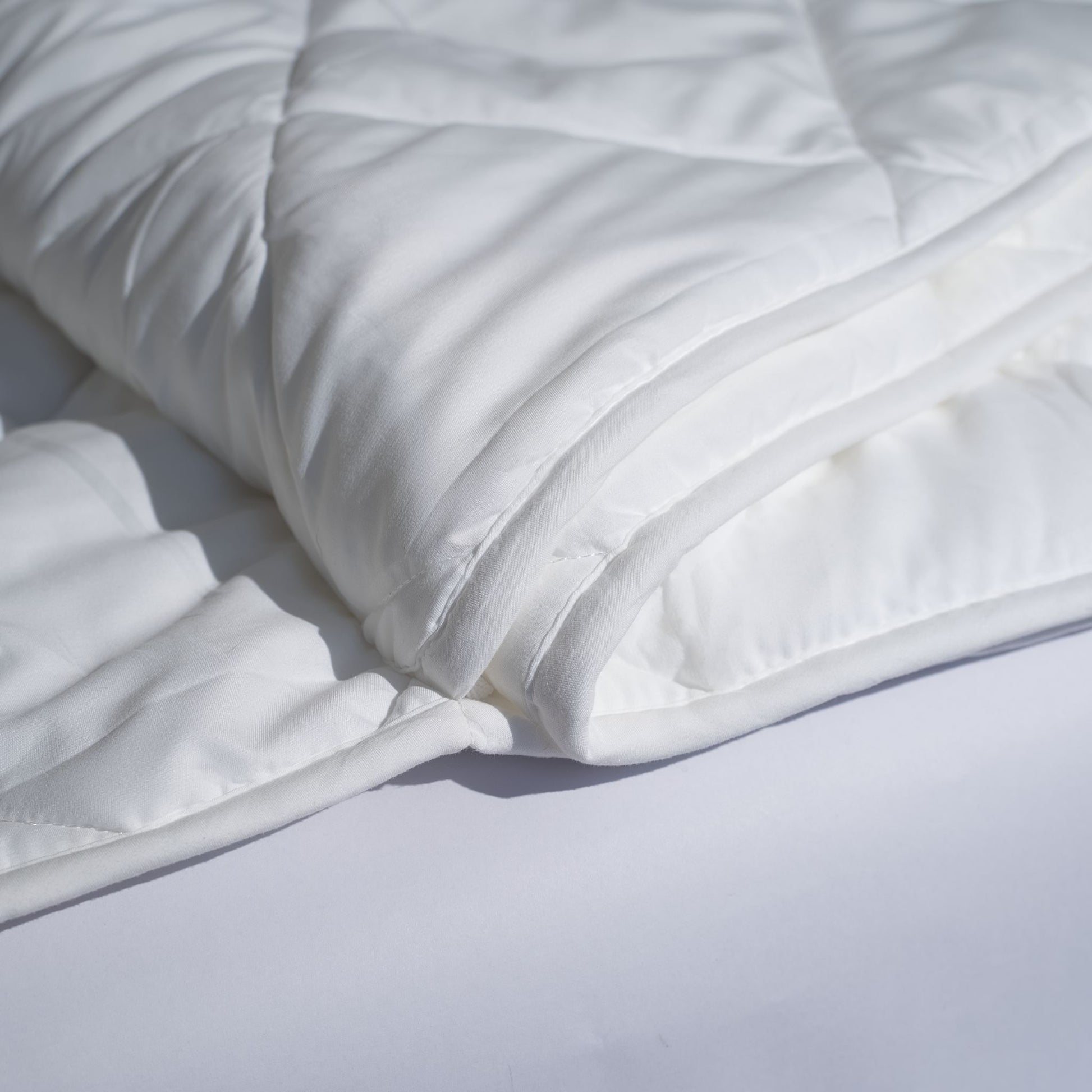 Seitentraum Duo Set mit Hauptdecke, integriertem Flüger für Seitenschläfer und anklippbarer Winterdecke. Ergonomisch und flexibel.