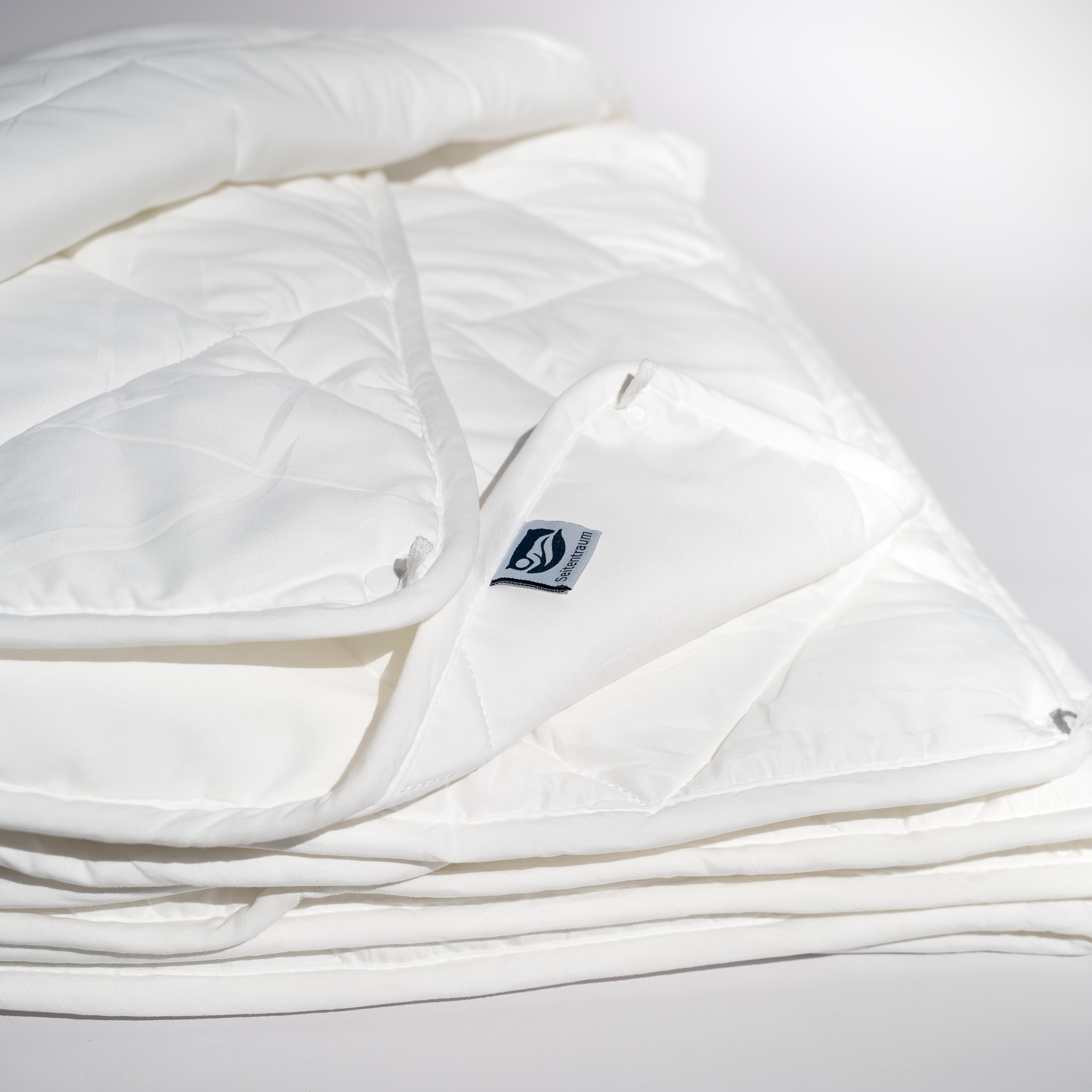 Detailansicht der Seitentraum Seitenschläferdecke mit anklippbarer Winterdecke und Logo – mobile Darstellung